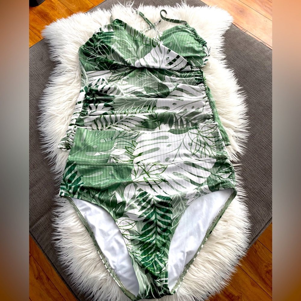 Women’s sunset  swim suit top is a D and the bottoms are a 16